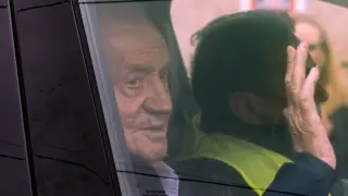 Don Juan Carlos, en el coche conducido por su amigo Pedro Campos, en dirección al aeropuerto de Vigo.