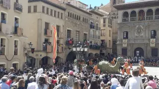 El público ha disfrutado con la recreación del Vencimiento del Dragón en Alcañiz.