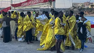 Los 47 inmigrantes rescatados en el Mediterráneo central son recibidos en el puerto italiano de Lampedusa, tras ser rescatados en el mar por el barco Astral de la ONG española Open Arms.