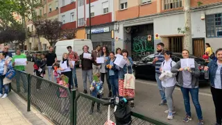 Concentración de las familias del colegio Puerta Sancho de Zaragoza por la falta de un técnico de educación infantil.