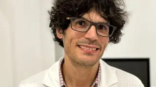 El investigador turolense Diego Redolar, con la máquina que podría usarse en Zaragoza para tratar patologías neurológicas y psiquiátricas.