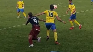 Tresaco y Dotor luchan por el balón en la ida de las semifinales del 'play off'