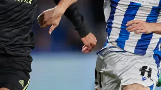 David Silva persigue a Lucas Vázquez, en el partido Real Sociedad-Real Madrid