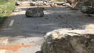 Sobre la carretera cayeron grandes bloques de piedras.