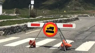 Un cartel situado en la frontera impide el paso de vehículos pesados.