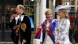 El príncipe Eduardo con su familia.