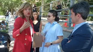 La oscense María de los Ángeles Delgado Álvarez entregó a la ministra de Educación, Pilar Alegría, un dosier con su petición antes del acto del PSOE.