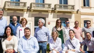 Las candidatas a la alcaldía de Huesca y de Argavieso, Lorena Orduna y Mónica Soler, acompañadas por otros cabezas de lista comarcales del PP.
