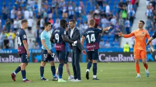 Jorge Pulido y Andrés se saludan durante el partido del sábado en Leganés.