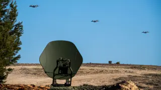 Aviones C-17 del eEjército de Estados Unidos sobrevolando con paracaidistas el campo de maniobras de San Gregorio