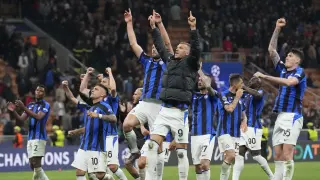 Champions League: los jugadores del Inter celebran la victoria ante el Milan en el estadio Giuseppe Meazza