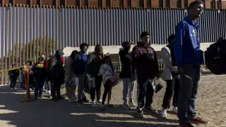 Un grupo de inmigrantes ayer en Arizona, después de cruzar a Estados Unidos.