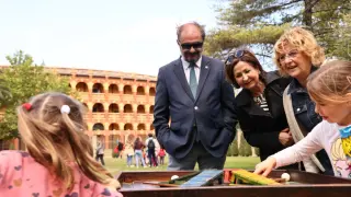 El presidente de Aragón, Javier Lambán, ha visitado este domingo los jardines del Pignatelli en los que se celebra el Día Internacional de las Familias