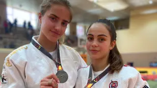 Raquel Miret y Alba Ramírez, con sus medallas del Campeonato de España Universitario de judo.