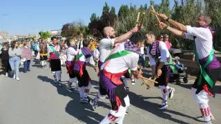 Tras la celebración religiosa en Sariñena, ha habido reparto de bollos bendecidos y además, actuaciones folclóricas