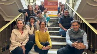Participantes en el taller de emprendimiento en la escalera principal del Casino de Huesca.