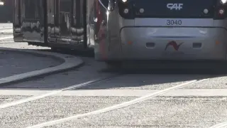 Uno de los tranvías de Zaragoza, a su paso por la plaza de Aragón de la capital