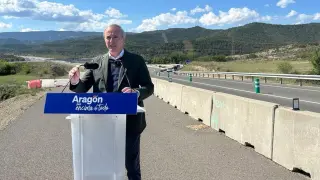 El candidato del PP a la Presidencia de Aragón, Jorge Azcón, en Lanave.