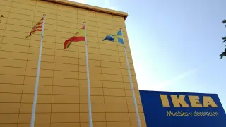 Banderas de Aragón, España y Suecia en la tienda de Ikea en Zaragoza.