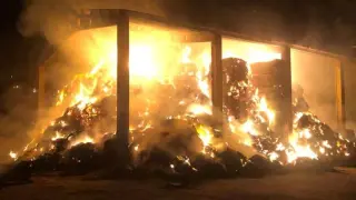 Incendio producido por causas que se desconocen en una explotación ganadera en Castillazuelo, en Huesca.