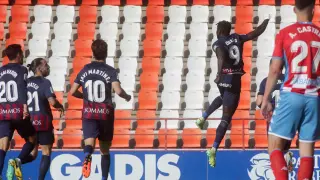 Obeng da un salto para celebrar el gol que marcó ante el Lugo.