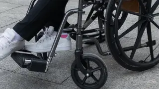 Amira Sheleby, de 30 años y a la que le fue diagnosticado un cáncer de mama, en silla de ruedas en la plaza Santa Engracia de Zaragoza.