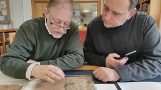 Alberto Montaner y José Martínez Delgado, trabajando sobre el manuscrito en la biblioteca de la Universidad de Cambridge. ganna goncharova