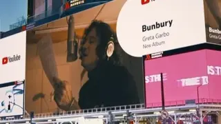 Una de las imágenes de Bunbury exhibidas en Times Square.