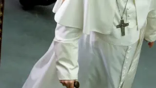 El papa Francisco camina con un bastón, el jueves en el Vaticano.