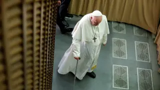 El papa Francisco camina con un bastón, el jueves en el Vaticano.