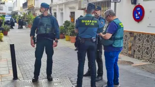 El atrincherado en Mijas (Málaga) se entrega tras herir a un agente en el pie