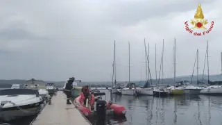 Los bomberos buscan supervivientes en el Lago Mayor, al norte de Italia.