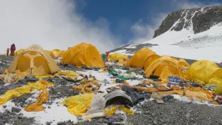 Tiendas y basura abandonada en el Everest.