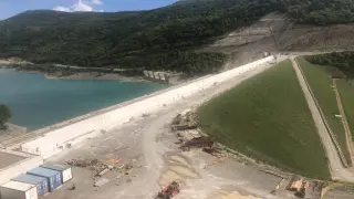 Obras actuales en la presa de Yesa.