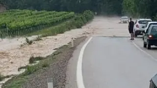 La tromba de agua ha desbordado un barranco, que ha inundado la carretera.