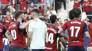 Los jugadores del Osasuna celebran el triunfo ante su afición