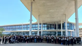 Un grupo de funcionarios se ha concentrado este martes en la Ciudad de la Justicia de Zaragoza
