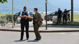 Policías y soldados en el parque de Annecy (Francia) donde ha ocurrido el ataque a cuchillo que ha causado varios heridos, entre ellos niños.
