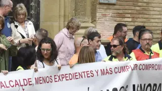 Protesta de los trabajadores delante del Ayuntamiento de Huesca por la supresión del complemento de antigüedad.