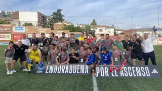 Los jugadores del Tarazona celebran el ascenso a Primera RFEF en Navalcarnero.
