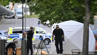 La Policía sueca investiga el lugar del tiroteo ocurrido el sábado en Estocolmo