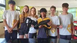 Los estudiantes de 3º del colegio Nuestra Señora de la Merced con el brazo para su compañera.