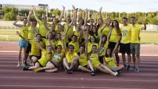 El equipo femenino del Alcampo Scorpio, tras lograr la permanencia en el estadio Corona de Aragón