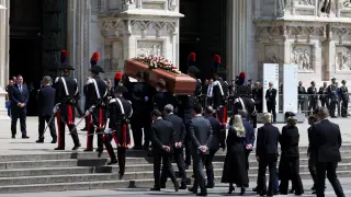 Pallbearers carry the coffin of former Italian Prime Minister Silvio Berlusconi during his funeral at the Duomo Cathedral, in Milan, Italy June 14, 2023. REUTERS/Claudia Greco ITALY-BERLUSCONI/FUNERAL