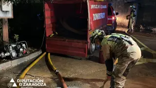 Un bombero trabaja en la localidad de Quinto tras las fuertes lluvias caídas.