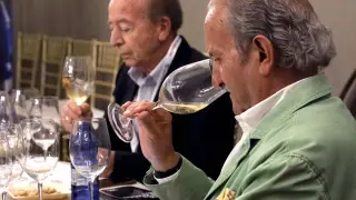 El prestigioso enólogo Jesús Flores, catando un vino blanco.