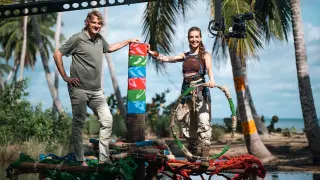 Julián Iantzi y Raquel Sánchez Silva, los presentadores de ‘El conquistador’, durante las grabaciones en República Dominicana.