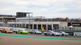 Momento de la salida Carrera 2 GT en el Trofeo de Velocidad. Motorland Aragón 2023
