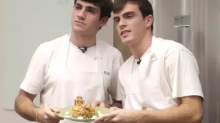 Azón y Francho, durante un acto publicitario en el que les tocó cocinar.