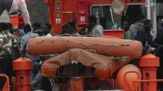 Inmigrantes rescatados en Lanzarote, este lunes.